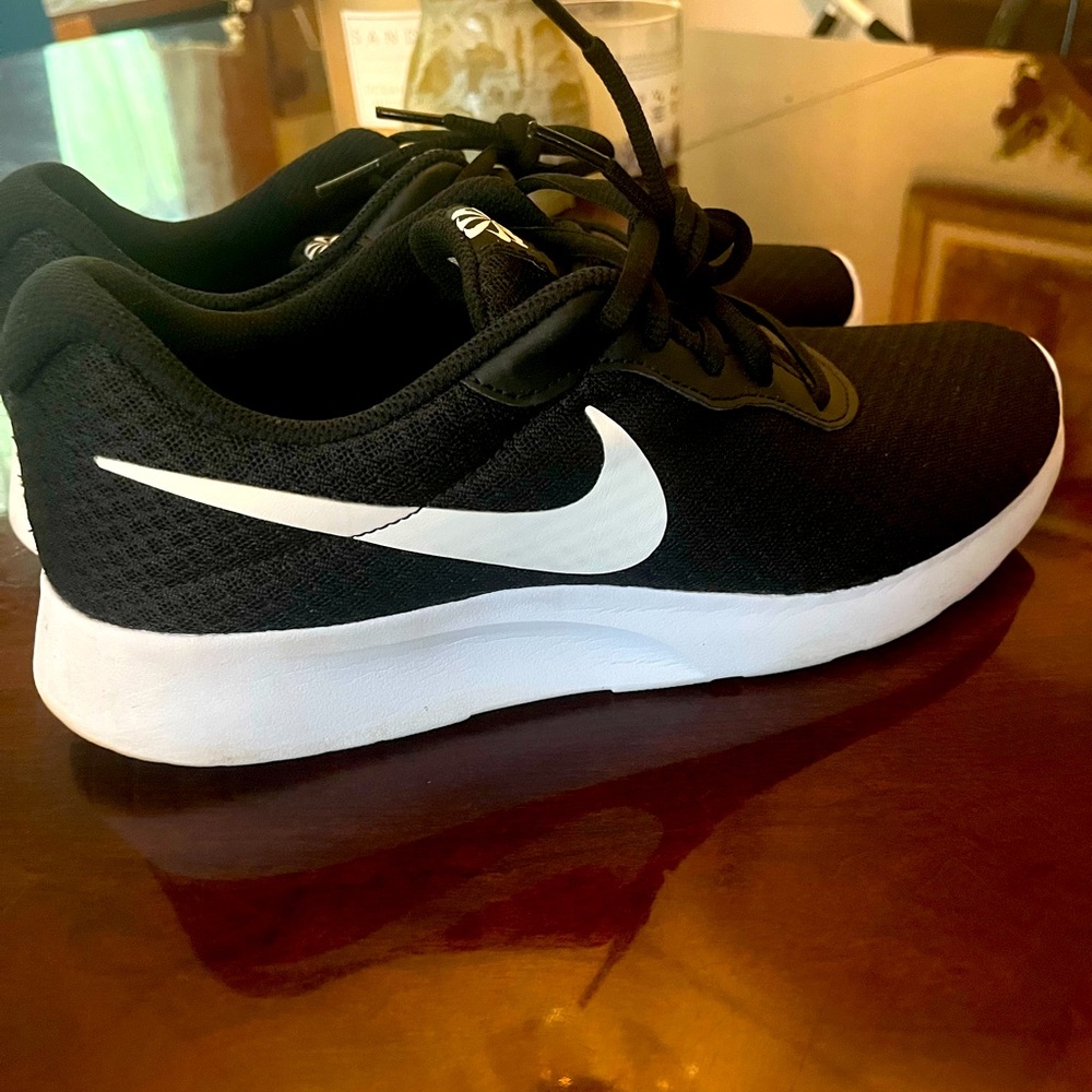 Size 11 women’s Nike Shoes ✨LIKE NEW✨